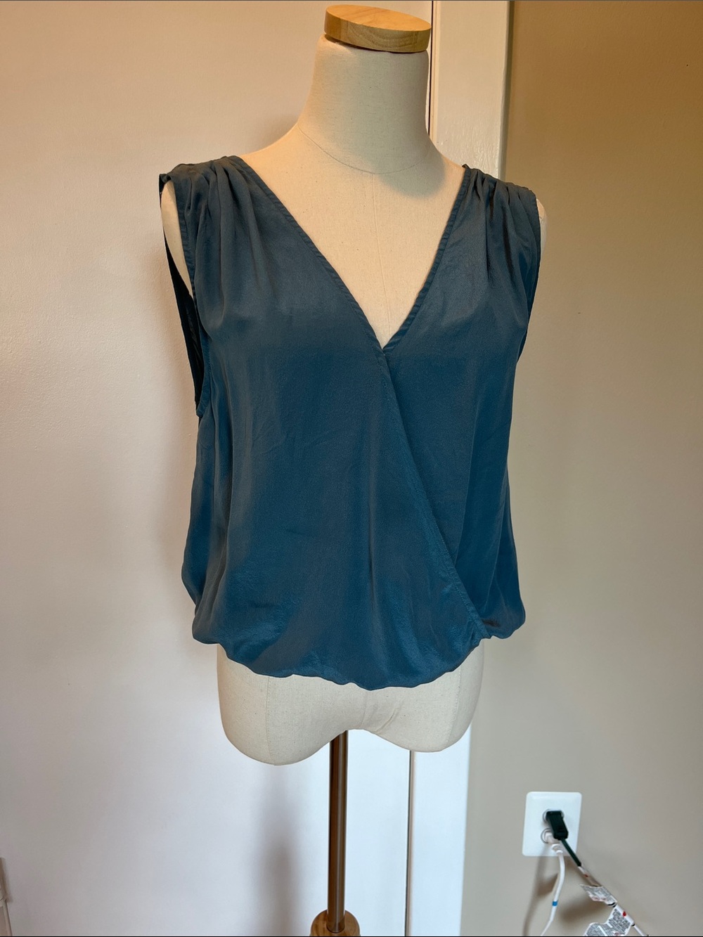 100% silk hour V-Neck Sleeveless blouse - Teal Blue